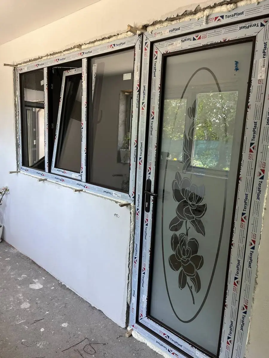 Ușă PVC cu panou decorativ